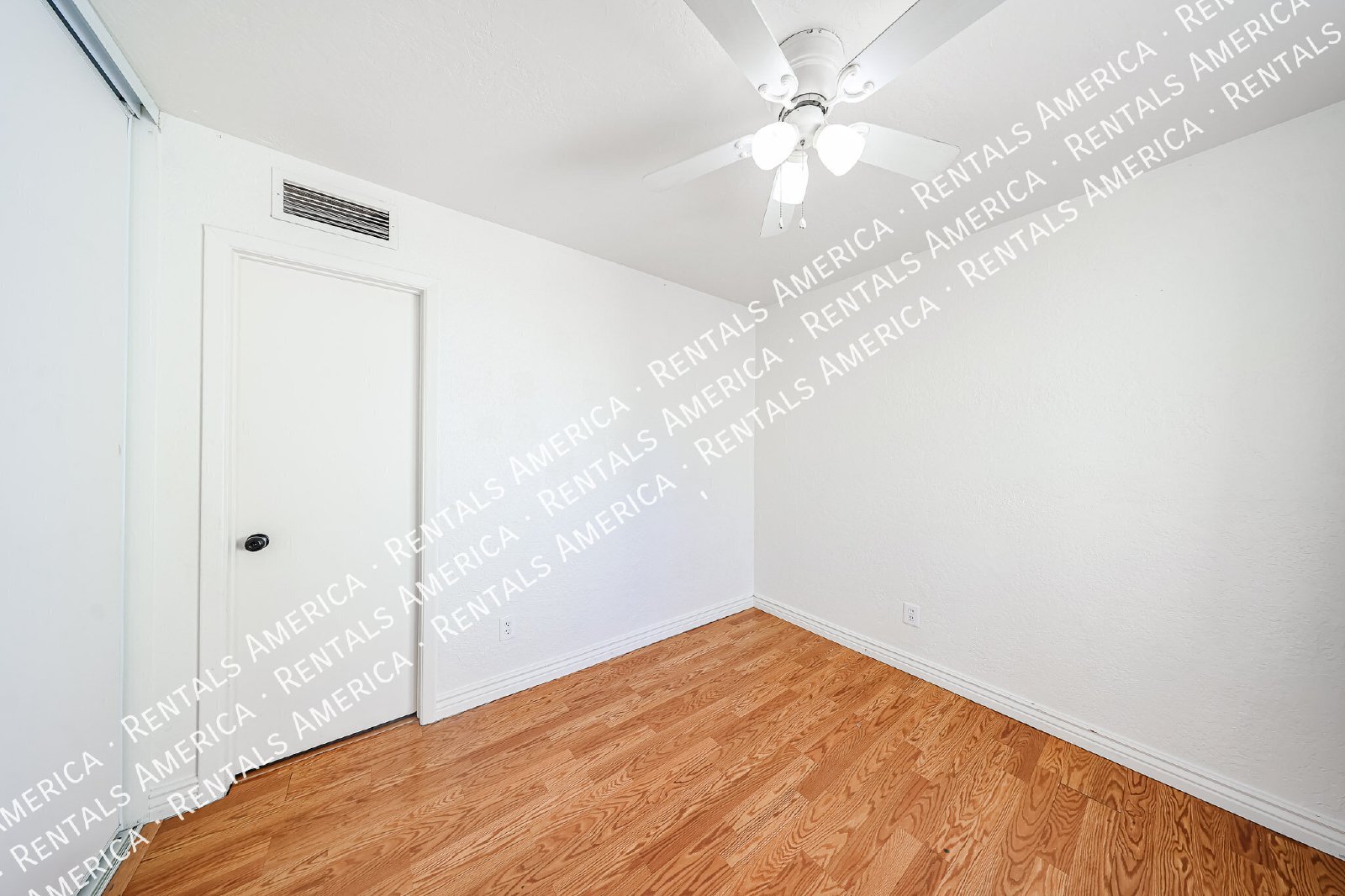 Spacious 4-Bedroom Townhome 2-Car Garage, Solar system, & Community Am property image