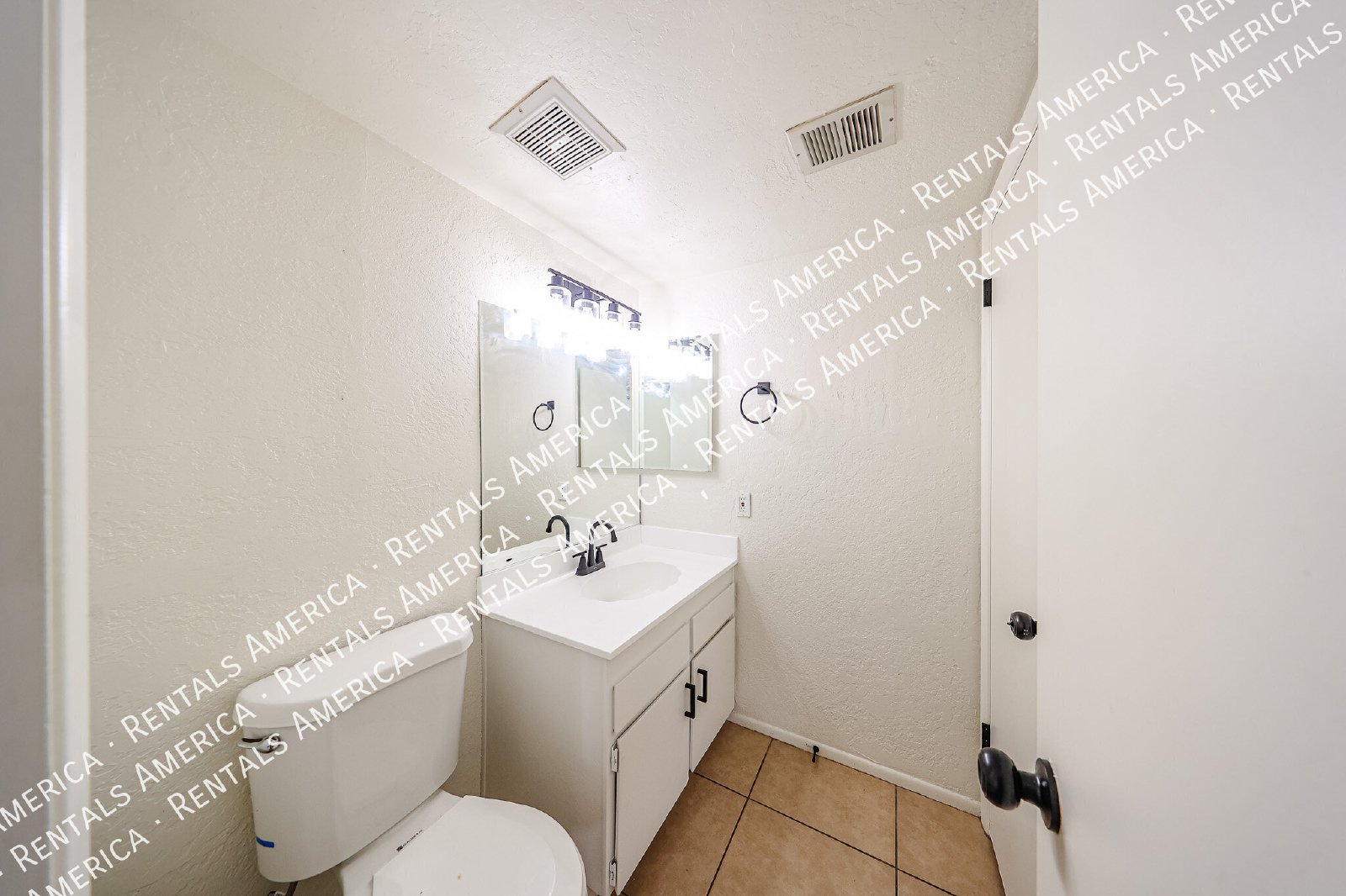 Spacious 4-Bedroom Townhome 2-Car Garage, Solar system, & Community Am property image