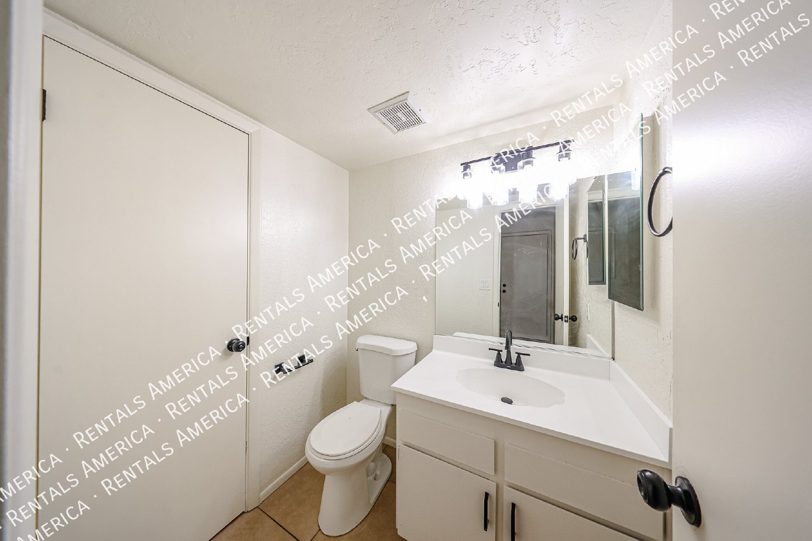 Spacious 4-Bedroom Townhome 2-Car Garage, Solar system, & Community Am property image