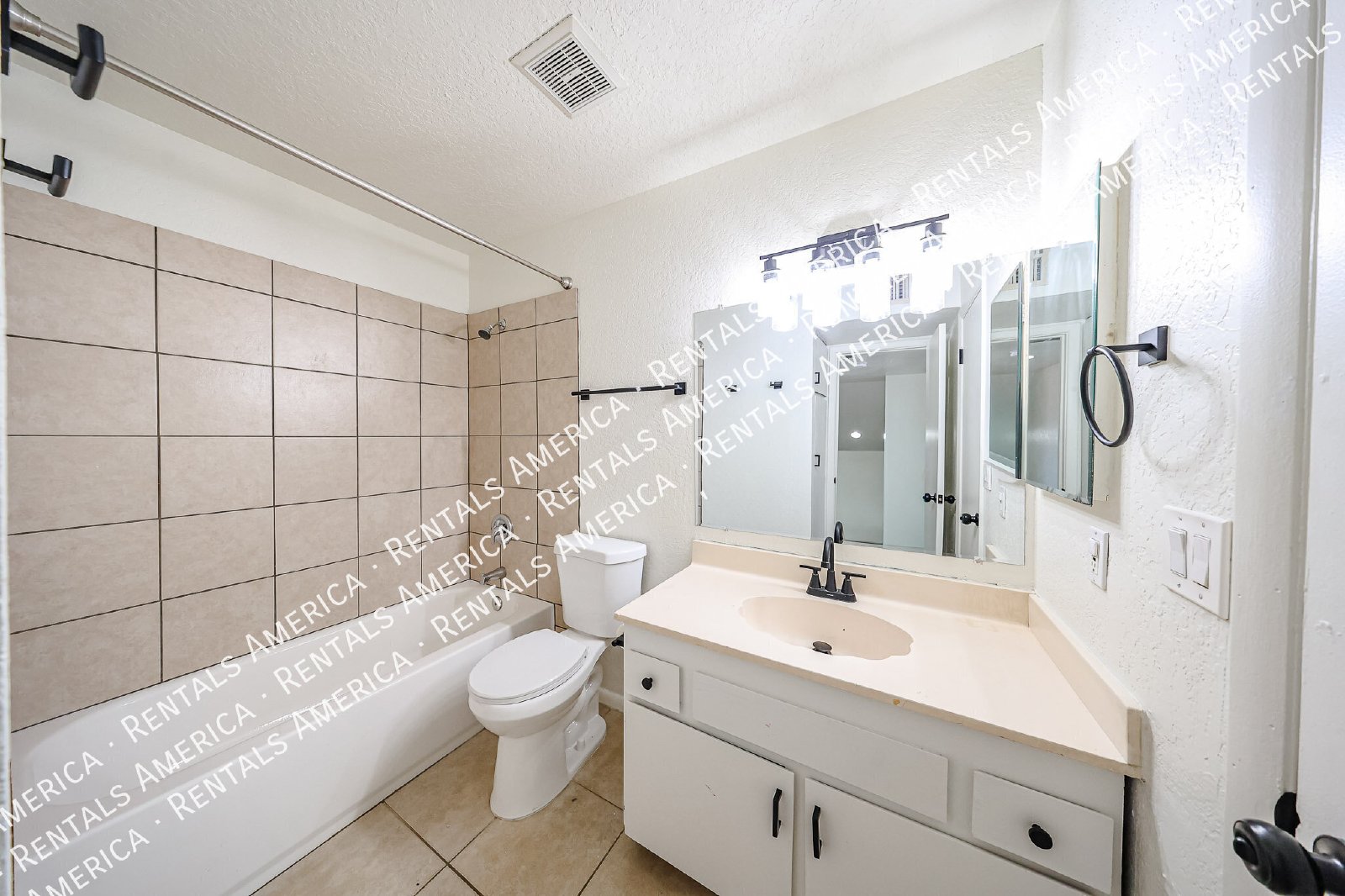 Spacious 4-Bedroom Townhome 2-Car Garage, Solar system, & Community Am property image
