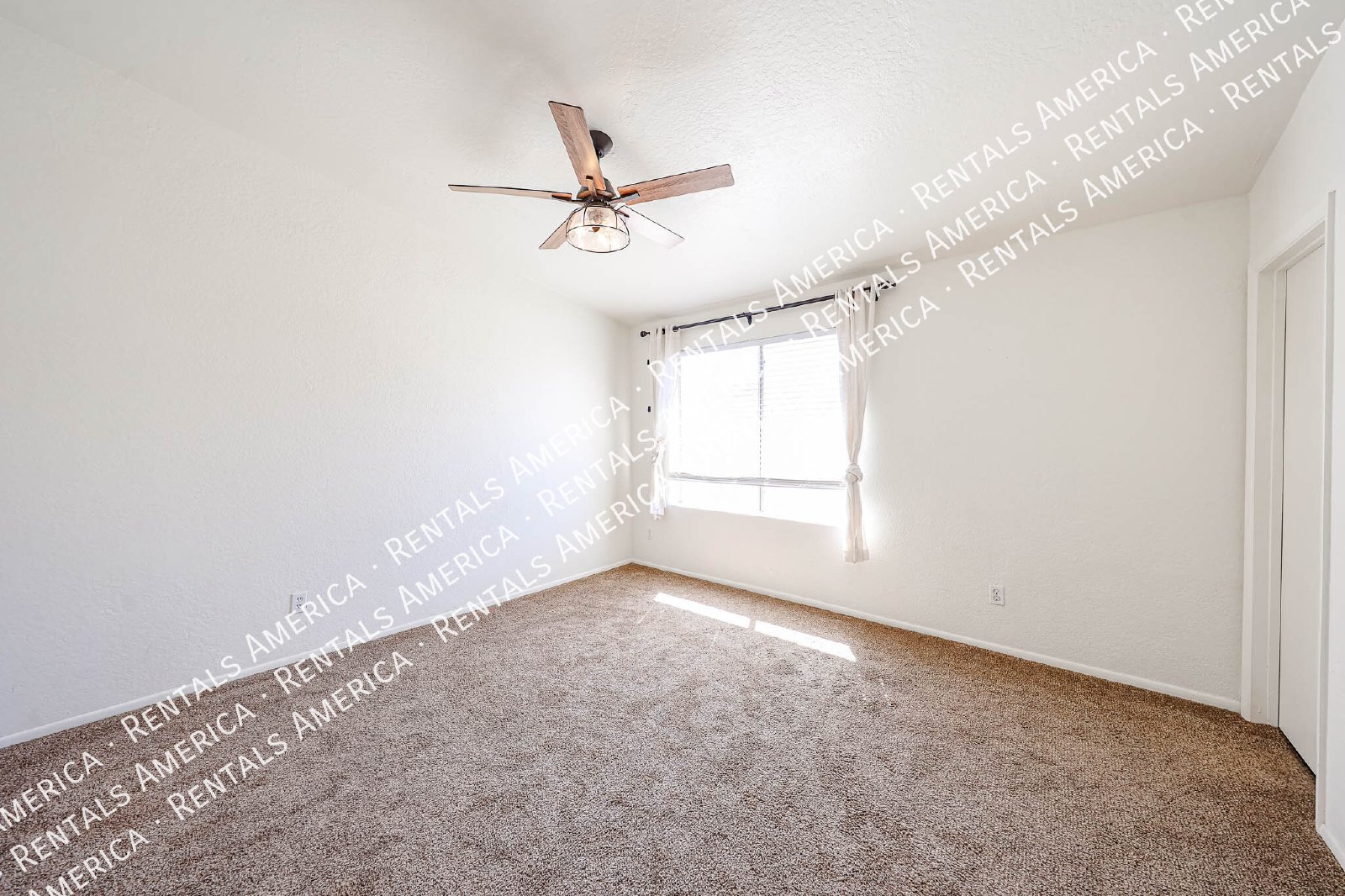 Spacious 4-Bedroom Townhome 2-Car Garage, Solar system, & Community Am property image