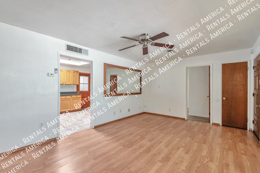 MOVE IN SPECIAL!! Close to U of A, shopping, dining! property image