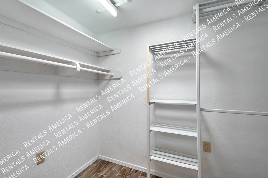 MOVE IN SPECIAL!! Close to U of A, shopping, dining! property image