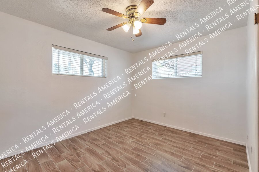 MOVE IN SPECIAL!! Close to U of A, shopping, dining! property image
