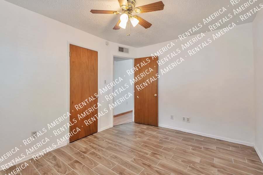 MOVE IN SPECIAL!! Close to U of A, shopping, dining! property image