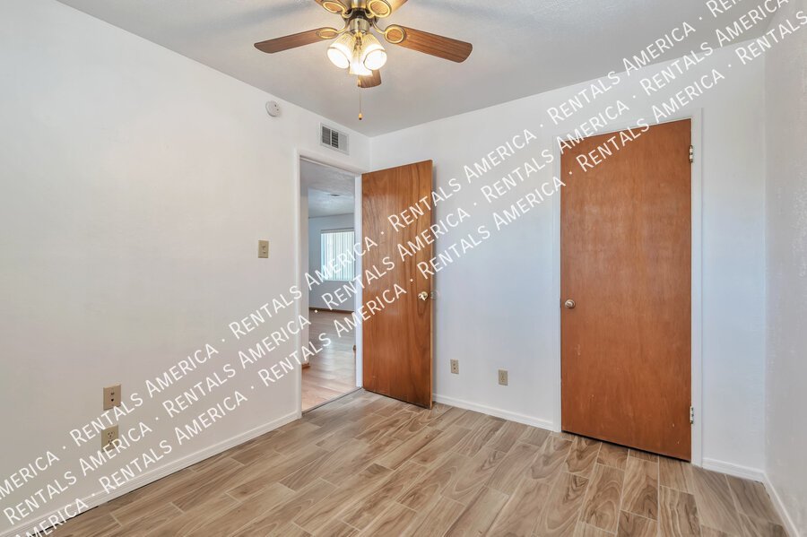 MOVE IN SPECIAL!! Close to U of A, shopping, dining! property image