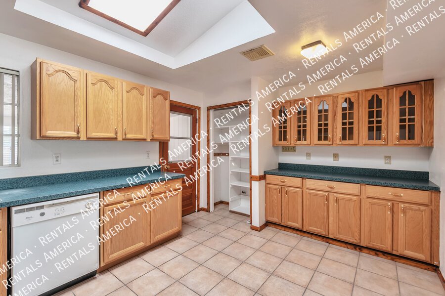 MOVE IN SPECIAL!! Close to U of A, shopping, dining! property image