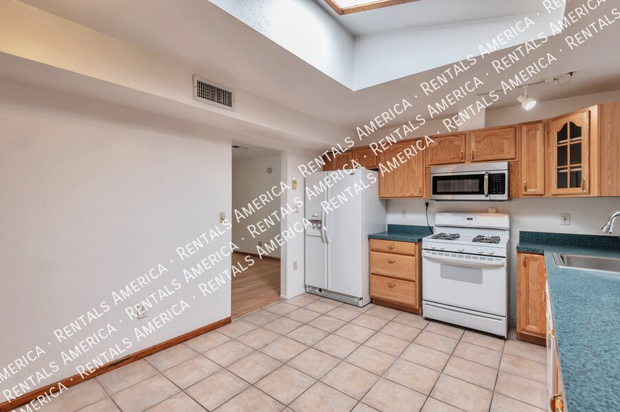 MOVE IN SPECIAL!! Close to U of A, shopping, dining! property image
