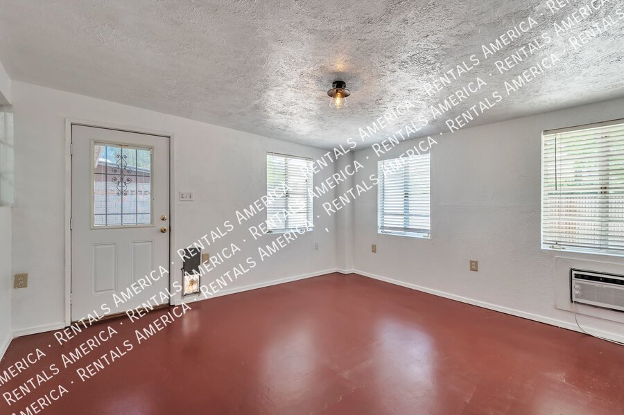 MOVE IN SPECIAL!! Close to U of A, shopping, dining! property image
