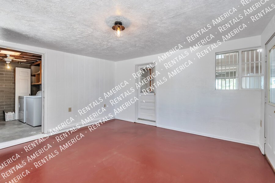 MOVE IN SPECIAL!! Close to U of A, shopping, dining! property image