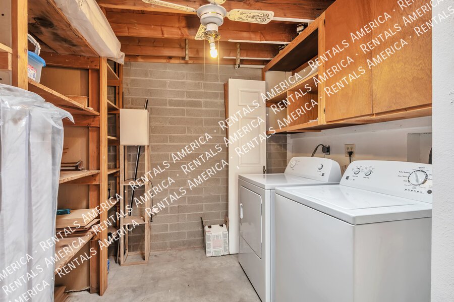 MOVE IN SPECIAL!! Close to U of A, shopping, dining! property image