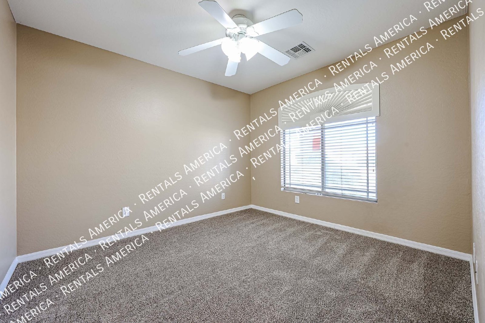 Spacious 4 Bd / 2.5 Ba home with large loft and a den!!! property image