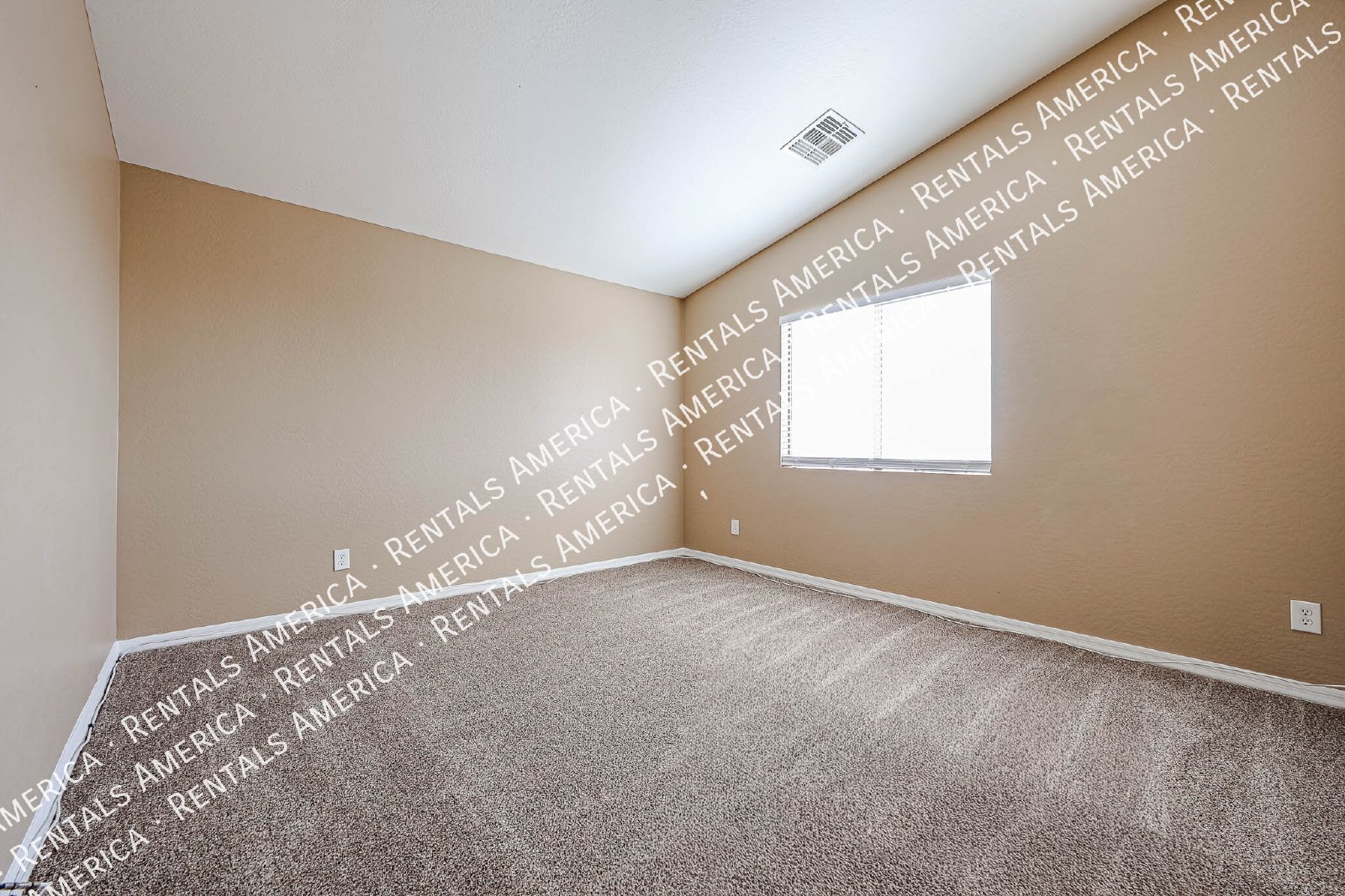 Spacious 4 Bd / 2.5 Ba home with large loft and a den!!! property image