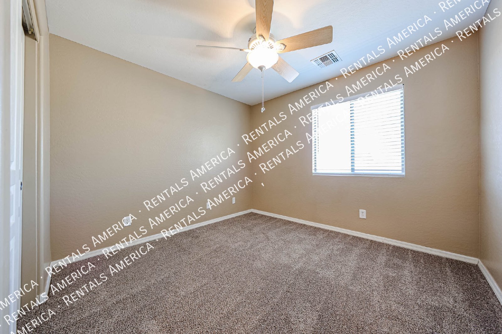 Spacious 4 Bd / 2.5 Ba home with large loft and a den!!! property image