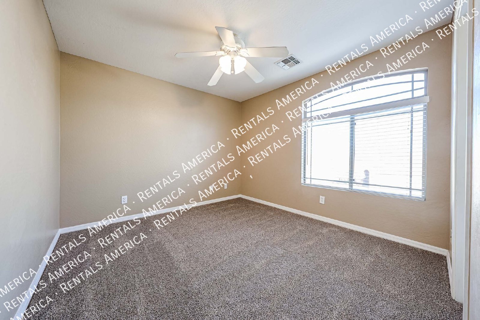 Spacious 4 Bd / 2.5 Ba home with large loft and a den!!! property image