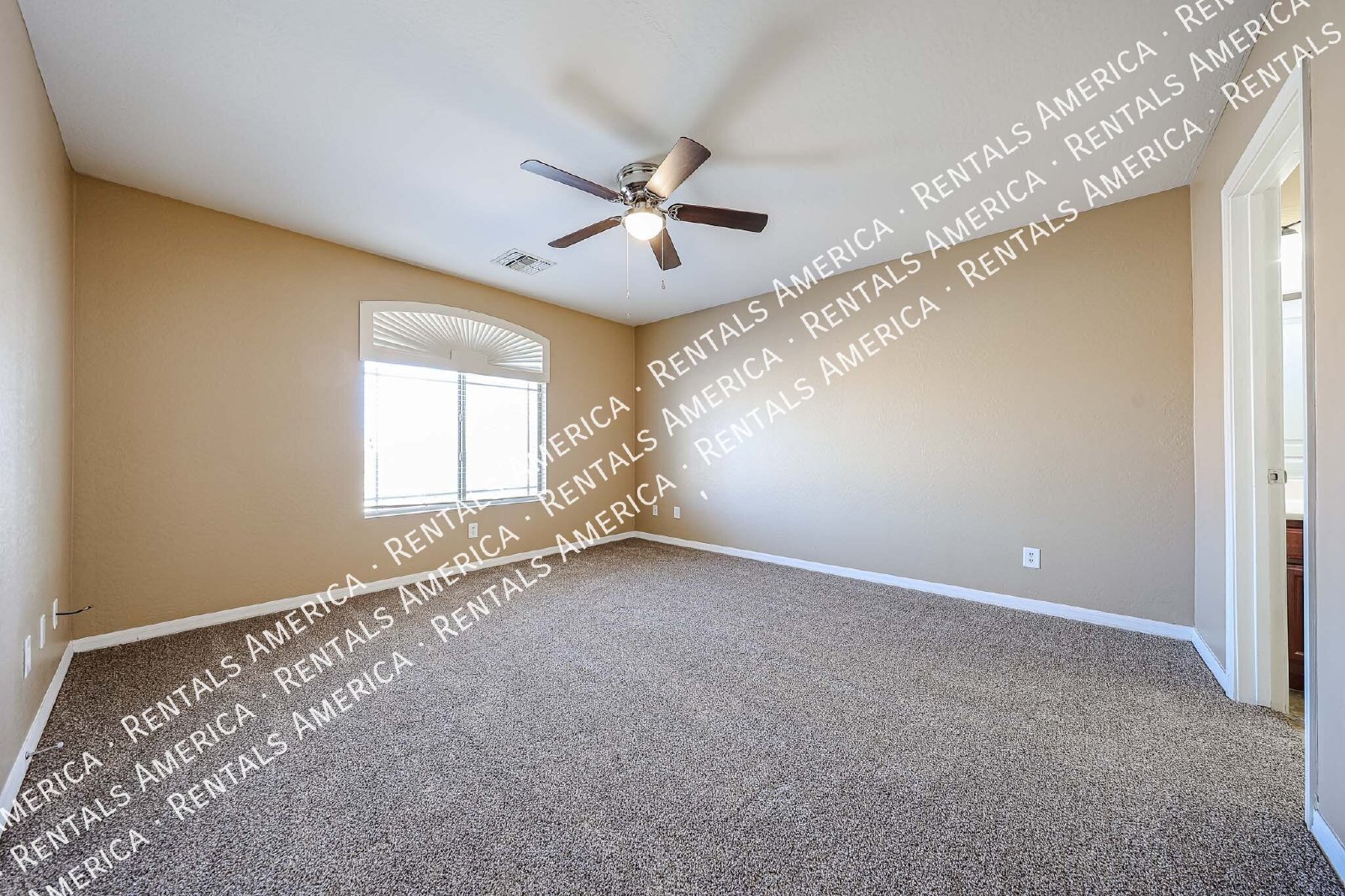 Spacious 4 Bd / 2.5 Ba home with large loft and a den!!! property image