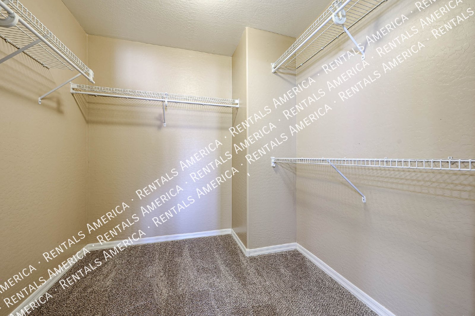Spacious 4 Bd / 2.5 Ba home with large loft and a den!!! property image