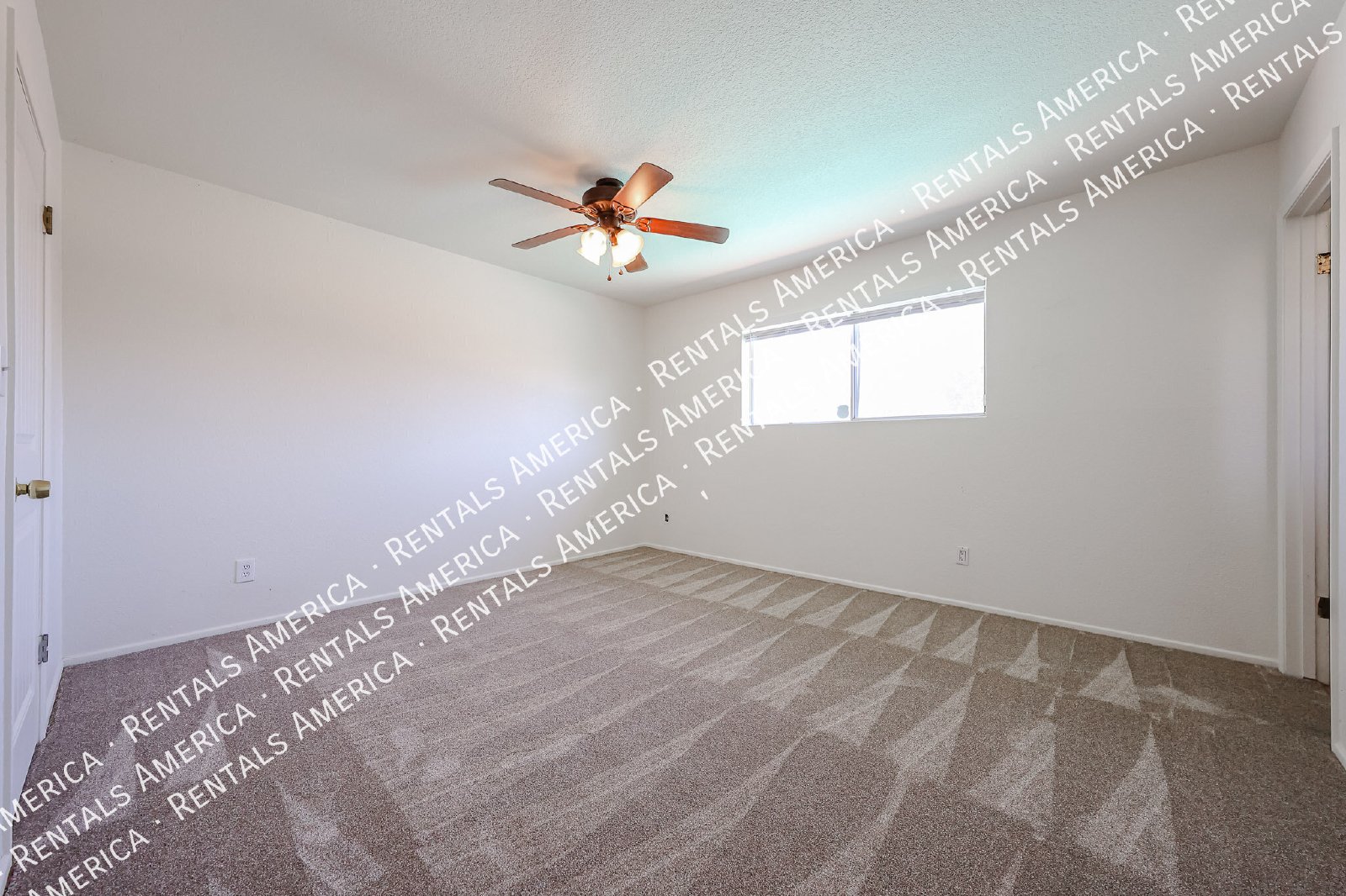 Spacious 4-Bedroom Home with Private Diving Pool in Mesa! property image