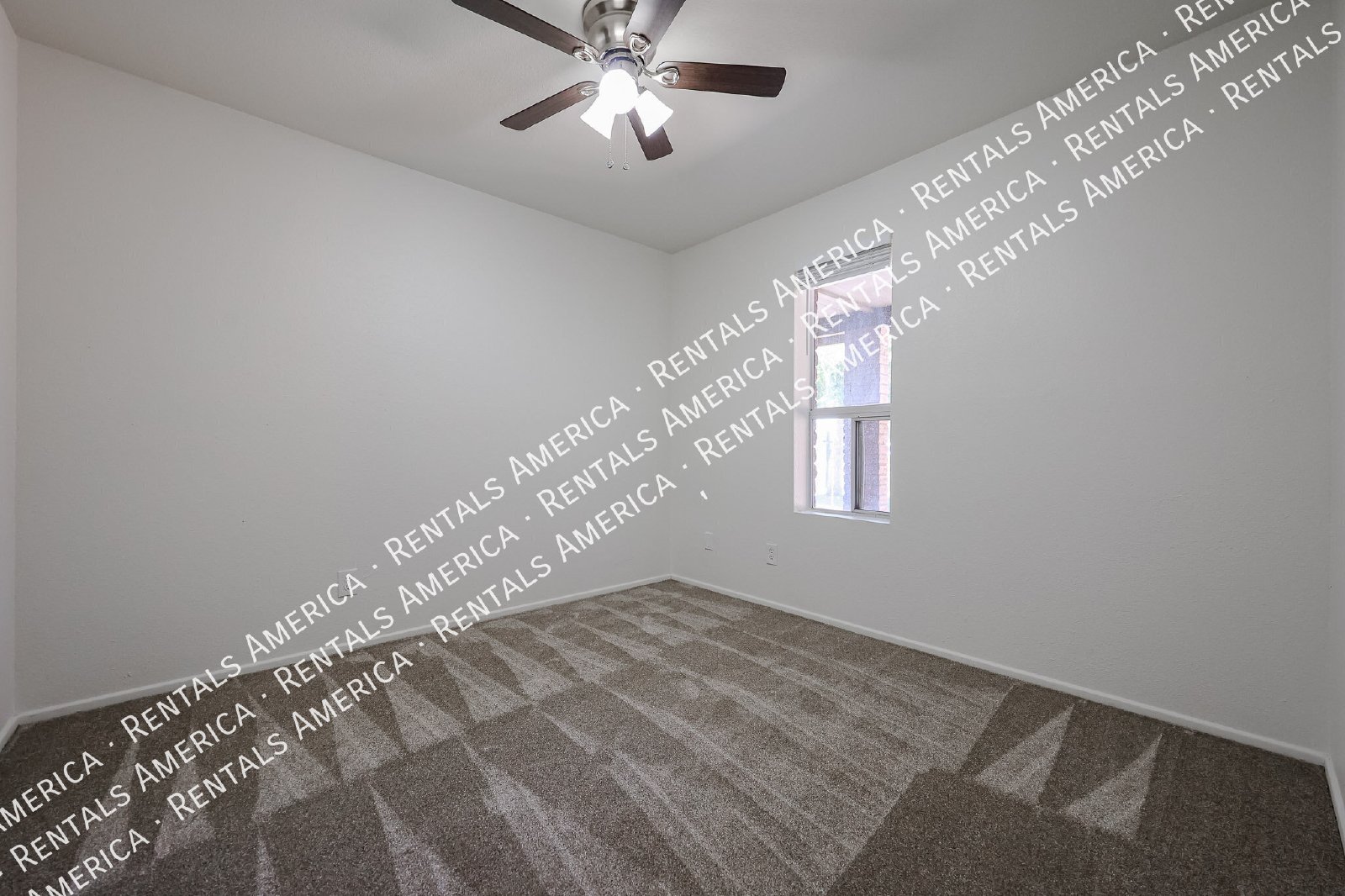 Spacious 4-Bedroom Home with Private Diving Pool in Mesa! property image