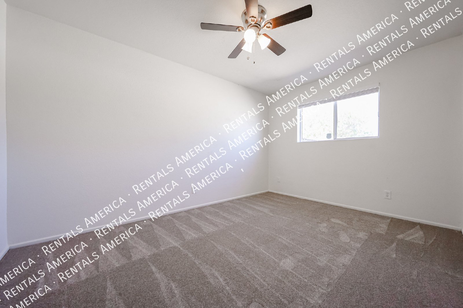 Spacious 4-Bedroom Home with Private Diving Pool in Mesa! property image