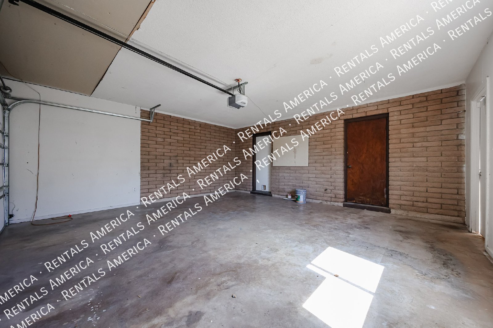 Spacious 4-Bedroom Home with Private Diving Pool in Mesa! property image