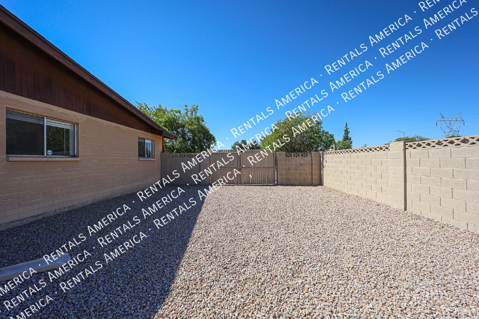 Spacious 4-Bedroom Home with Private Diving Pool in Mesa! property image