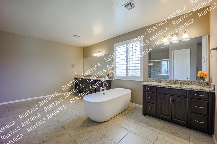 5 Bedroom  5.5 bath in Chandler property image