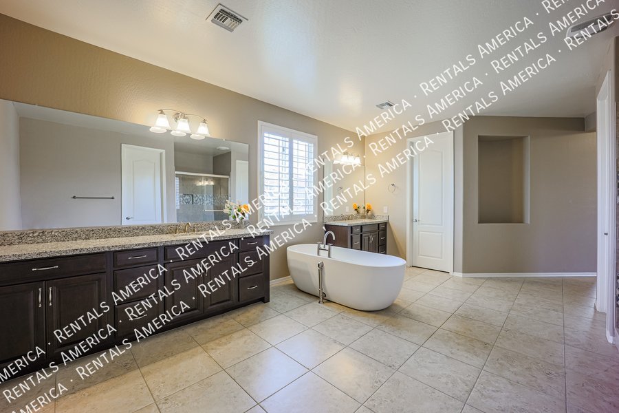 5 Bedroom  5.5 bath in Chandler property image