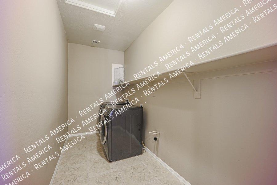 5 Bedroom  5.5 bath in Chandler property image