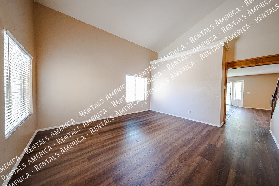 Beautiful 4 bdrm w/Pool and Solar panels! property image