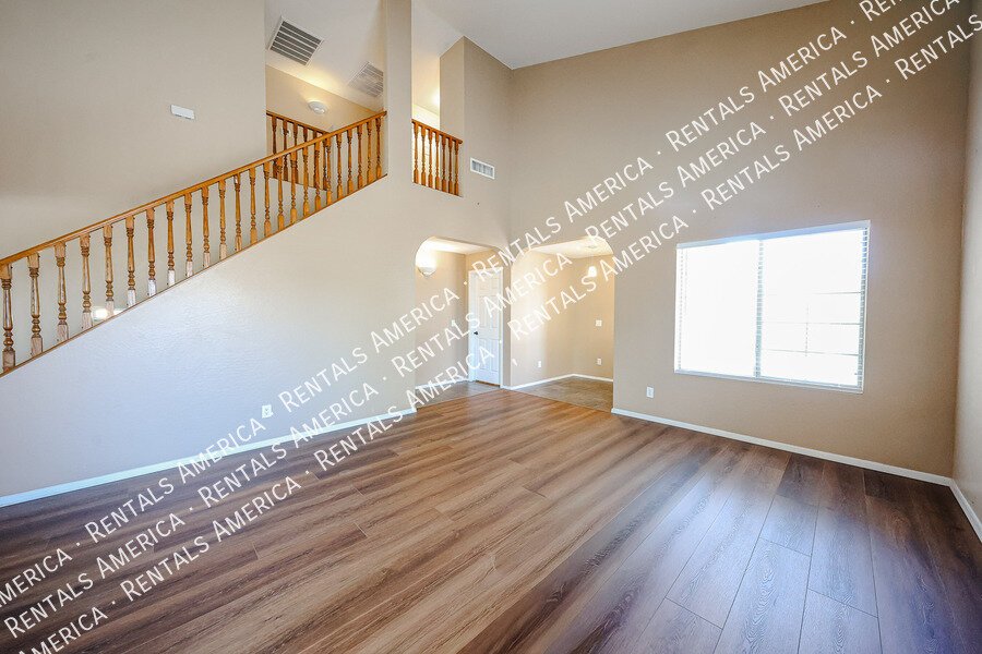 Beautiful 4 bdrm w/Pool and Solar panels! property image