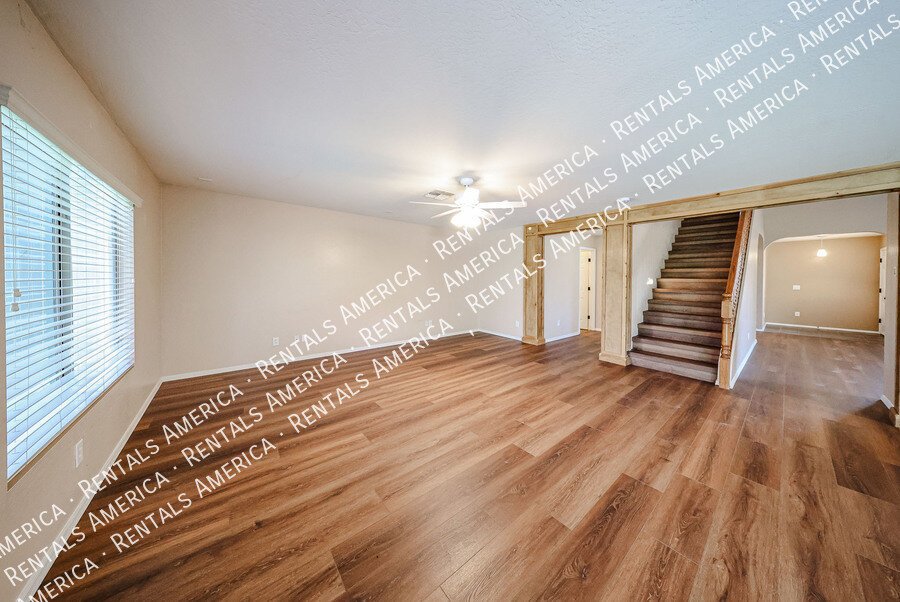Beautiful 4 bdrm w/Pool and Solar panels! property image
