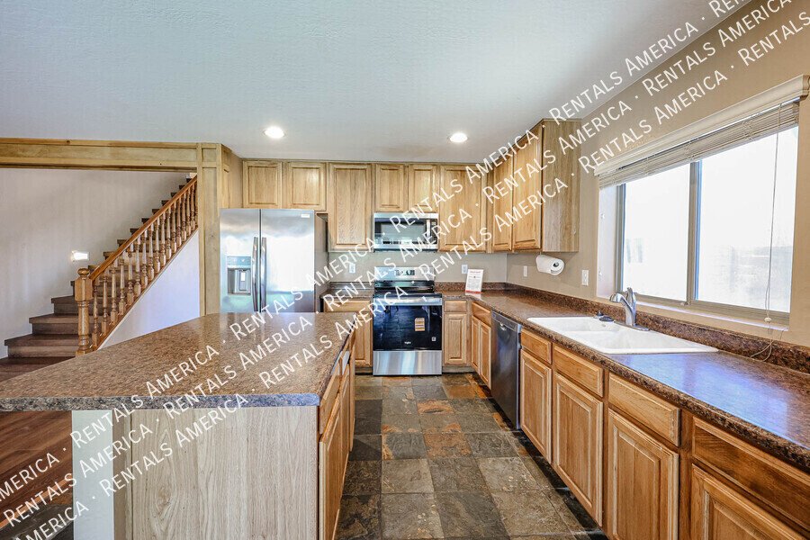 Beautiful 4 bdrm w/Pool and Solar panels! property image