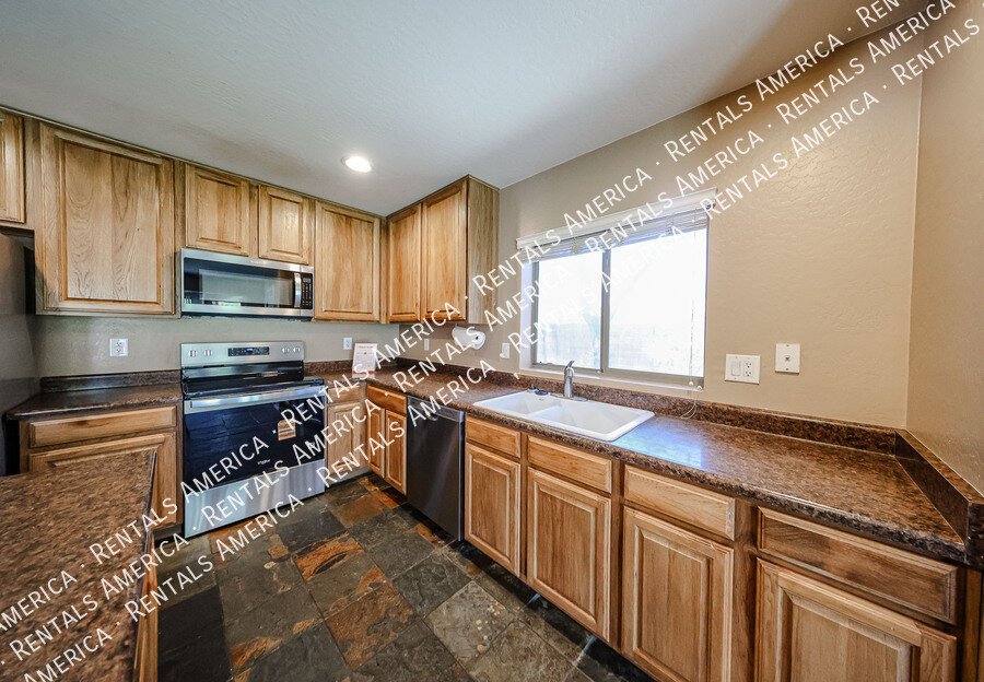 Beautiful 4 bdrm w/Pool and Solar panels! property image
