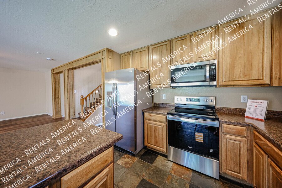 Beautiful 4 bdrm w/Pool and Solar panels! property image