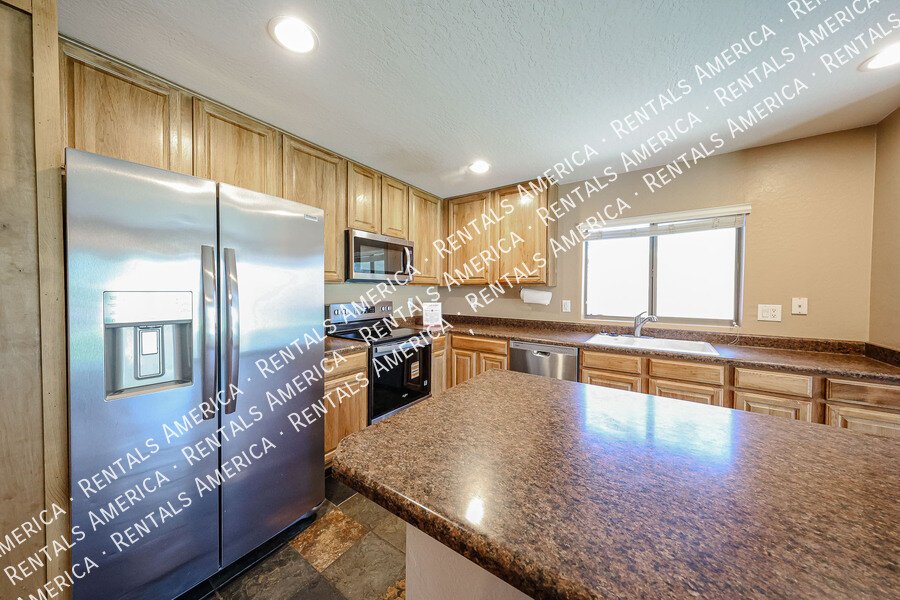 Beautiful 4 bdrm w/Pool and Solar panels! property image