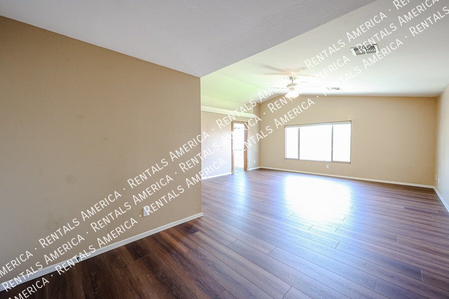 Beautiful 4 bdrm w/Pool and Solar panels! property image
