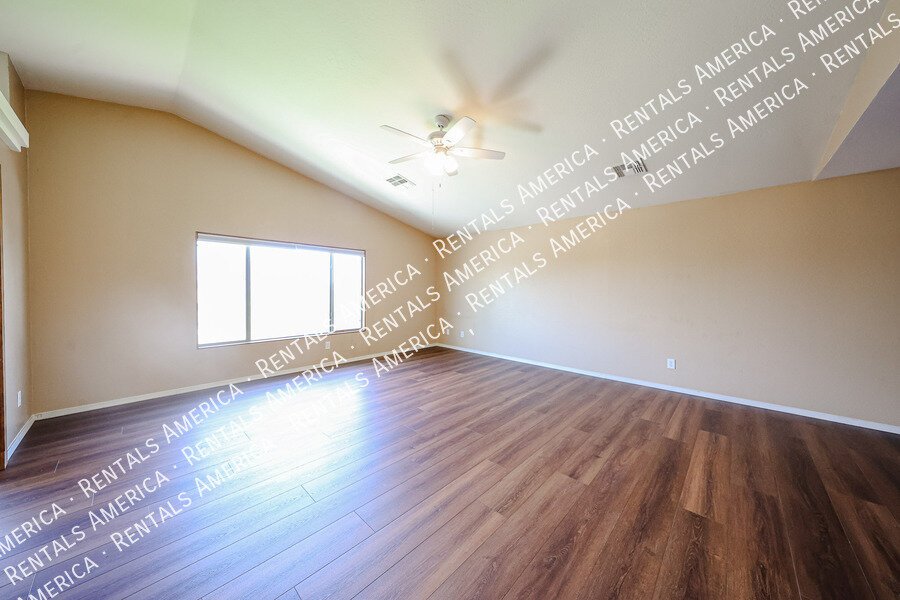 Beautiful 4 bdrm w/Pool and Solar panels! property image