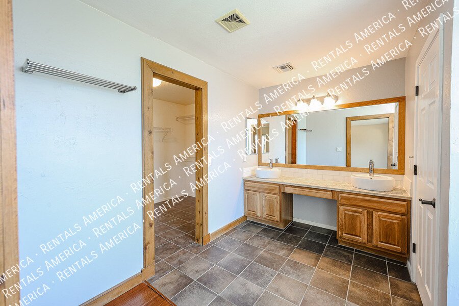 Beautiful 4 bdrm w/Pool and Solar panels! property image