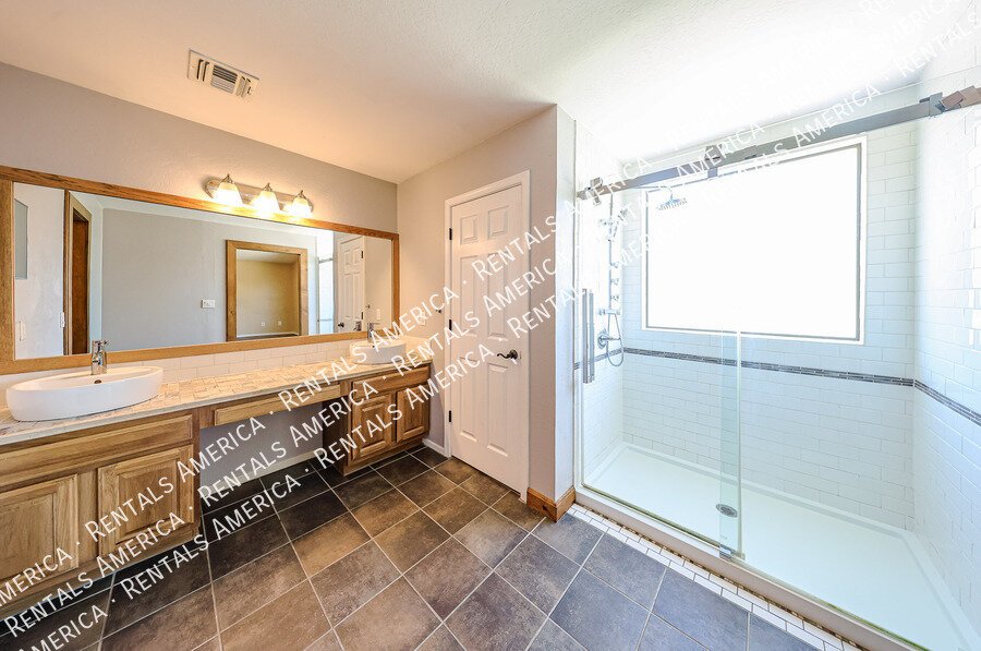 Beautiful 4 bdrm w/Pool and Solar panels! property image