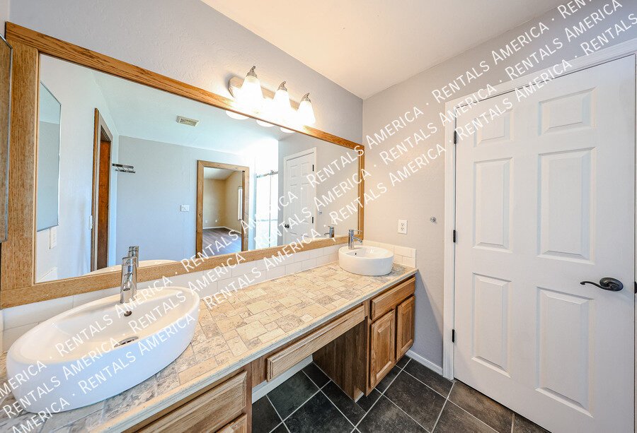 Beautiful 4 bdrm w/Pool and Solar panels! property image