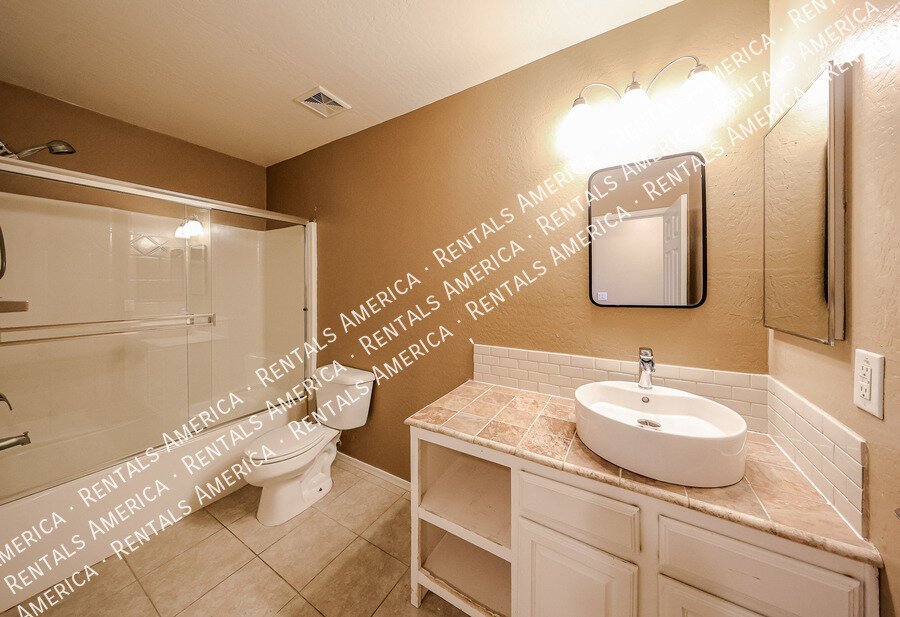 Beautiful 4 bdrm w/Pool and Solar panels! property image
