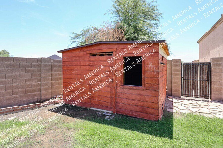 Beautiful 4 bdrm w/Pool and Solar panels! property image