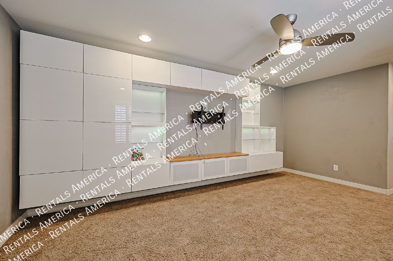 Beautiful 3bdrm home in Gated Community! property image