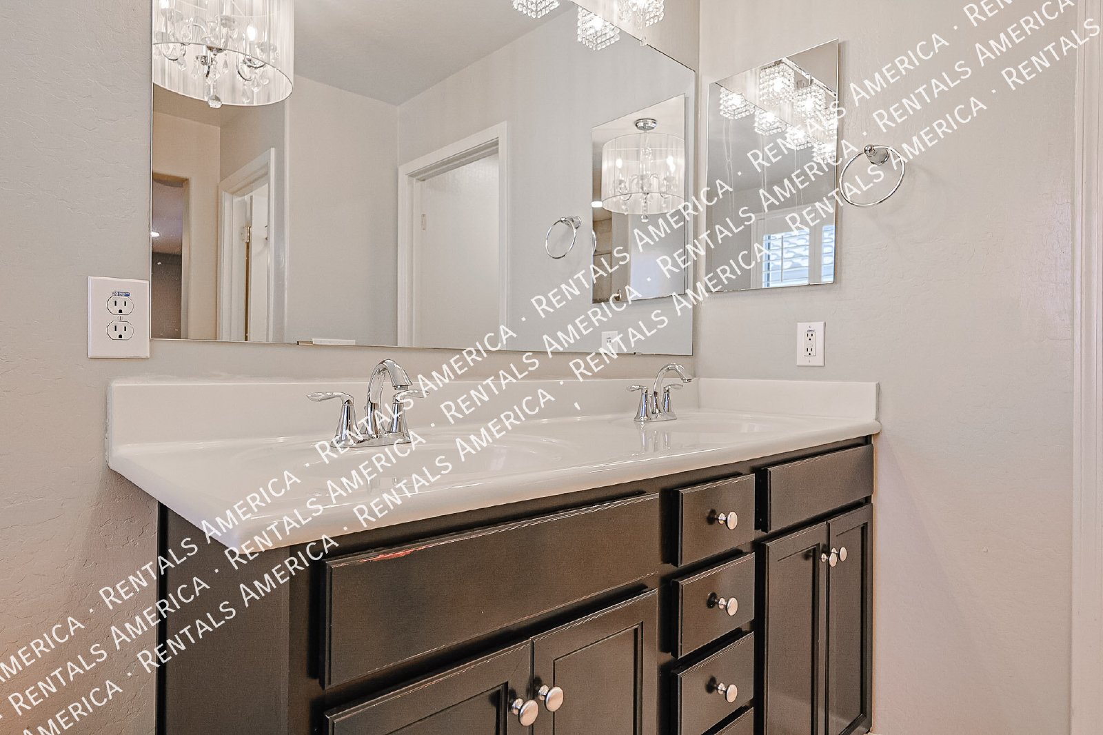 Beautiful 3bdrm home in Gated Community! property image