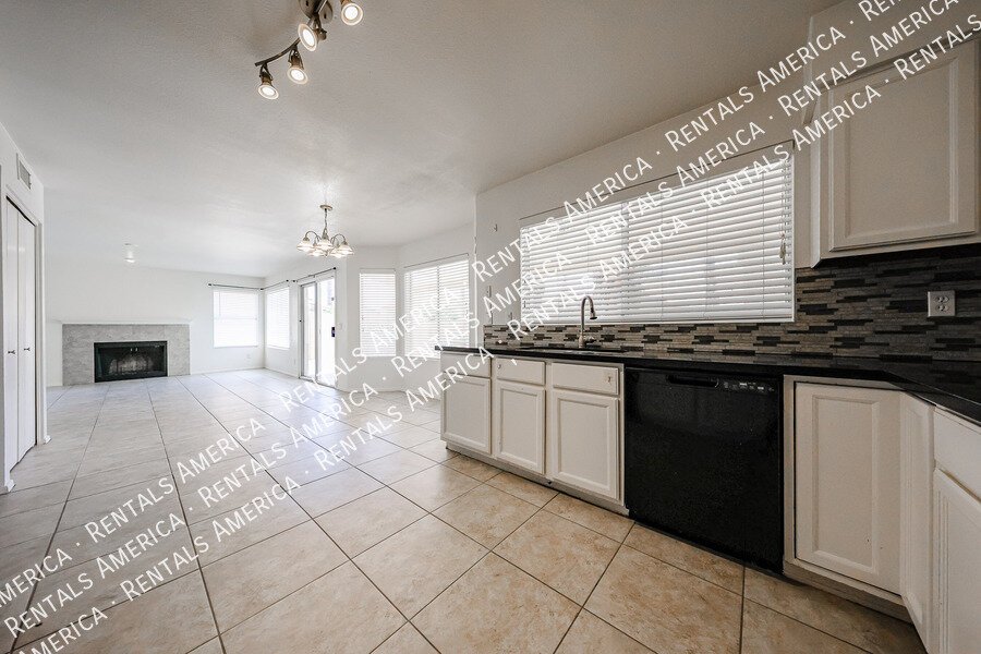 4-Bedroom, 2.5 Bath in Waters Edge at Ocotillo property image