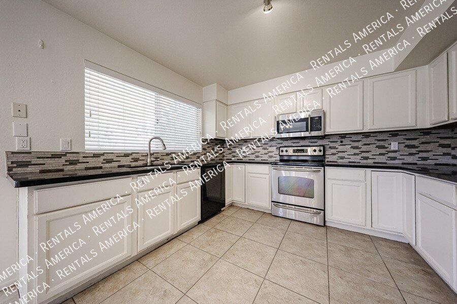 4-Bedroom, 2.5 Bath in Waters Edge at Ocotillo property image
