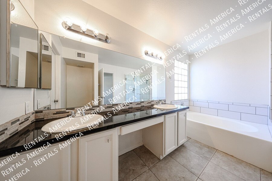 4-Bedroom, 2.5 Bath in Waters Edge at Ocotillo property image