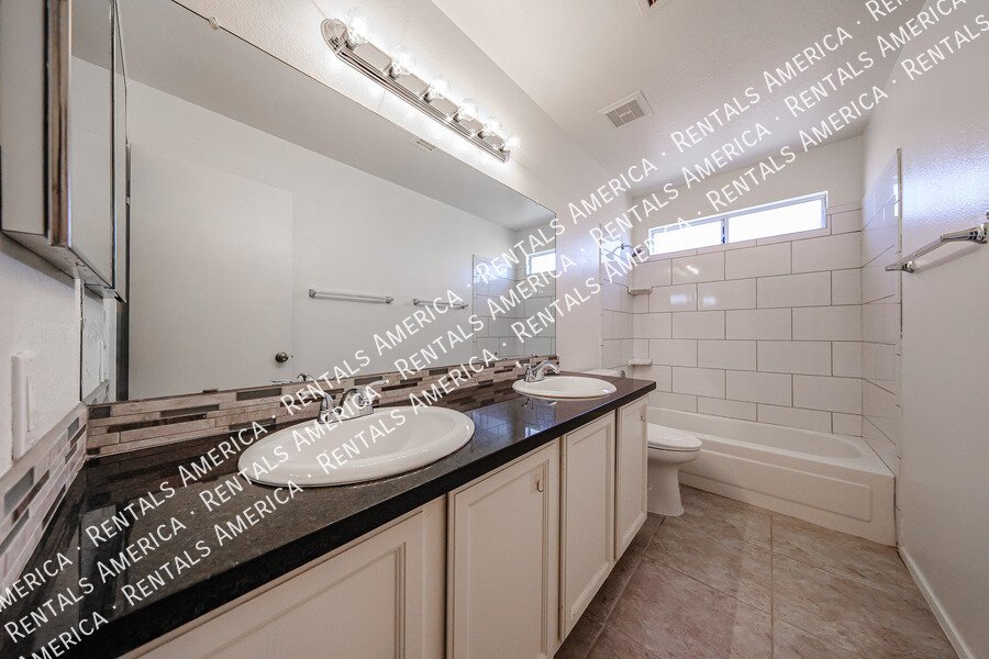 4-Bedroom, 2.5 Bath in Waters Edge at Ocotillo property image