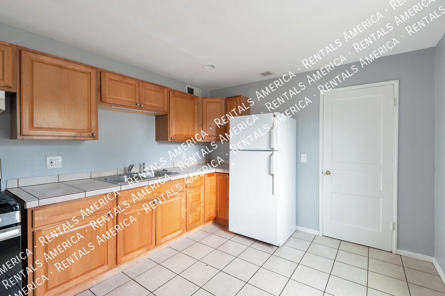 MOVE IN SPECIAL $100 off! Central location, near U of A property image